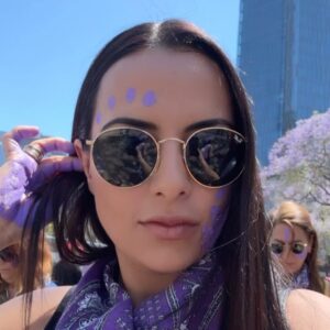 Julieta Grajales Instagram - Una persona feminista es cualquiera que reconozca la igualdad y la plena humanidad en mujeres y hombres.
💜🪬✨✨ 💜🪬✨✨✨

El día que decidí habitar la ternura, la convertí en mi política.
“Por qué abrazarnos en este mundo tan hostil también es una forma de luchar”. By @tremendas.ec 

Las amo @fiona.hadassa @zoe.lika @borderhoppingvegan mis chicas preciosas.💜✨✨✨✨✨✨✨⚡️ #8m #8m2025 #8marzo  #feminist #feministart
