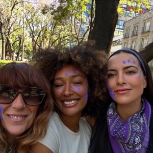 Julieta Grajales Instagram - Una persona feminista es cualquiera que reconozca la igualdad y la plena humanidad en mujeres y hombres.
💜🪬✨✨ 💜🪬✨✨✨
El día que decidí habitar la ternura, la convertí en mi política.
“Por qué abrazarnos en este mundo tan hostil también es una forma de luchar”. By @tremendas.ec
Las amo @fiona.hadassa @zoe.lika @borderhoppingvegan mis chicas preciosas.💜✨✨✨✨✨✨✨⚡️ #8m #8m2025 #8marzo #feminist #feministart