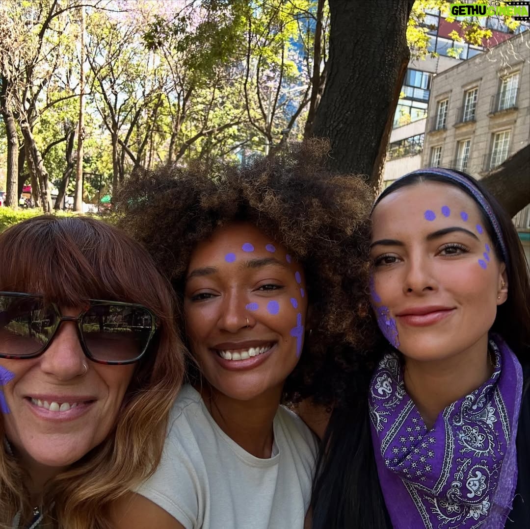 Julieta Grajales - 4K Likes - Una persona feminista es cualquiera que reconozca la igualdad y la plena humanidad en mujeres y hombres.
💜🪬✨✨ 💜🪬✨✨✨

El día que decidí habitar la ternura, la convertí en mi política.
“Por qué abrazarnos en este mundo tan hostil también es una forma de luchar”. By @tremendas.ec 

Las amo @fiona.hadassa @zoe.lika @borderhoppingvegan mis chicas preciosas.💜✨✨✨✨✨✨✨⚡️ #8m #8m2025 #8marzo  #feminist #feministart