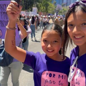 Julieta Grajales Instagram - Una persona feminista es cualquiera que reconozca la igualdad y la plena humanidad en mujeres y hombres.
💜🪬✨✨ 💜🪬✨✨✨

El día que decidí habitar la ternura, la convertí en mi política.
“Por qué abrazarnos en este mundo tan hostil también es una forma de luchar”. By @tremendas.ec 

Las amo @fiona.hadassa @zoe.lika @borderhoppingvegan mis chicas preciosas.💜✨✨✨✨✨✨✨⚡️ #8m #8m2025 #8marzo  #feminist #feministart