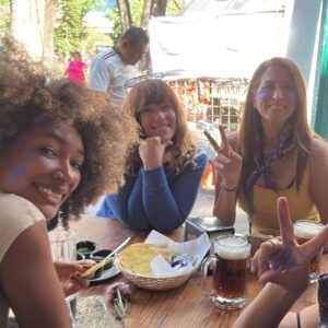 Julieta Grajales Instagram - Una persona feminista es cualquiera que reconozca la igualdad y la plena humanidad en mujeres y hombres.
💜🪬✨✨ 💜🪬✨✨✨
El día que decidí habitar la ternura, la convertí en mi política.
“Por qué abrazarnos en este mundo tan hostil también es una forma de luchar”. By @tremendas.ec
Las amo @fiona.hadassa @zoe.lika @borderhoppingvegan mis chicas preciosas.💜✨✨✨✨✨✨✨⚡️ #8m #8m2025 #8marzo #feminist #feministart