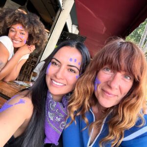 Julieta Grajales Instagram - Una persona feminista es cualquiera que reconozca la igualdad y la plena humanidad en mujeres y hombres.
💜🪬✨✨ 💜🪬✨✨✨
El día que decidí habitar la ternura, la convertí en mi política.
“Por qué abrazarnos en este mundo tan hostil también es una forma de luchar”. By @tremendas.ec
Las amo @fiona.hadassa @zoe.lika @borderhoppingvegan mis chicas preciosas.💜✨✨✨✨✨✨✨⚡️ #8m #8m2025 #8marzo #feminist #feministart