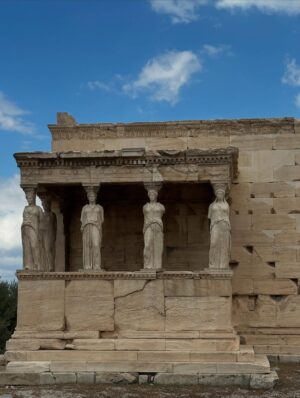Julieta Grajales Instagram - Grecia: Susurro eterno de las diosas….
Desde niña, sentí una atracción profunda por dos diosas que parecían completamente opuestas: Atenea y Afrodita. Una era la diosa de la sabiduría, la estrategia, el pensamiento claro. La otra, del amor, el deseo, la belleza indomable.
Atenea me enseñó a pensar con firmeza, a moverme con propósito, a confiar en mi mente afilada como una lanza.
Afrodita me enseñó a habitar mi cuerpo con placer, a expresar el arte de sentir, a conectar con la belleza que no necesita explicación.…. Que delicia caminar por un país lleno de historia, belleza, arte y mucha imaginación mía. ❤️🇬🇷
#Athenas #Afrodita #Mykonos #Greece