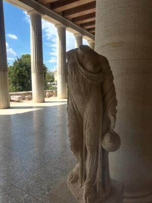 Julieta Grajales Instagram - Grecia: Susurro eterno de las diosas….
Desde niña, sentí una atracción profunda por dos diosas que parecían completamente opuestas: Atenea y Afrodita. Una era la diosa de la sabiduría, la estrategia, el pensamiento claro. La otra, del amor, el deseo, la belleza indomable.
Atenea me enseñó a pensar con firmeza, a moverme con propósito, a confiar en mi mente afilada como una lanza.
Afrodita me enseñó a habitar mi cuerpo con placer, a expresar el arte de sentir, a conectar con la belleza que no necesita explicación.…. Que delicia caminar por un país lleno de historia, belleza, arte y mucha imaginación mía. ❤️🇬🇷
#Athenas #Afrodita #Mykonos #Greece