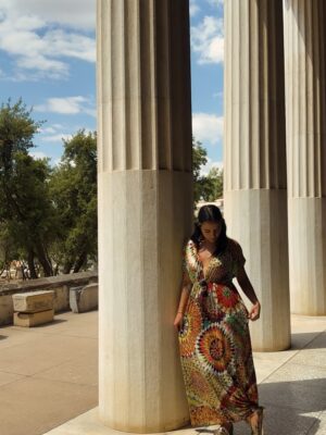 Julieta Grajales Instagram - Grecia: Susurro eterno de las diosas….

Desde niña, sentí una atracción profunda por dos diosas que parecían completamente opuestas: Atenea y Afrodita. Una era la diosa de la sabiduría, la estrategia, el pensamiento claro. La otra, del amor, el deseo, la belleza indomable.
Atenea me enseñó a pensar con firmeza, a moverme con propósito, a confiar en mi mente afilada como una lanza.
Afrodita me enseñó a habitar mi cuerpo con placer, a expresar el arte de sentir, a conectar con la belleza que no necesita explicación.…. Que delicia caminar por un país lleno de historia, belleza, arte y mucha imaginación mía. ❤️🇬🇷

#Athenas #Afrodita #Mykonos #Greece