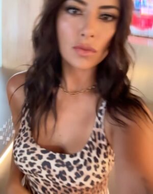 Julieta Grajales Instagram - Cambios, muchas transformaciones. Antes que la vida me obligue a salir de mi zona de confort lo hago yo de una u otra manera, a pesar que soy una amante de los placeres, siempre me pongo en lugares que me retan e inevitablemente siempre soy otra. Survivor sin duda me llevó a un viaje interno de agradecimiento y de saberme que batallas merece la pena luchar y cuales soltar.  Me encanta este juego de la vida en el que sin duda nunca dejas de aprender de todos y de ti mism@.🪬✨ 
Ahhh mañana no se pierdan la @laresolana 📺✨ por @aztecauno