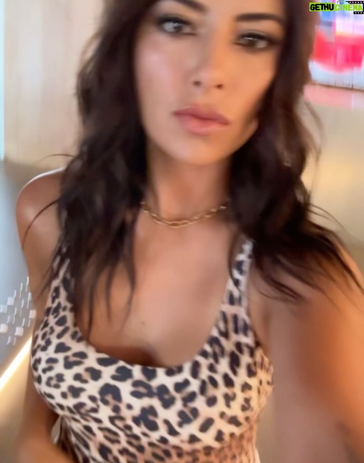 Julieta Grajales - 4.9K Likes - Cambios, muchas transformaciones. Antes que la vida me obligue a salir de mi zona de confort lo hago yo de una u otra manera, a pesar que soy una amante de los placeres, siempre me pongo en lugares que me retan e inevitablemente siempre soy otra. Survivor sin duda me llevó a un viaje interno de agradecimiento y de saberme que batallas merece la pena luchar y cuales soltar.  Me encanta este juego de la vida en el que sin duda nunca dejas de aprender de todos y de ti mism@.🪬✨ 
Ahhh mañana no se pierdan la @laresolana 📺✨ por @aztecauno
