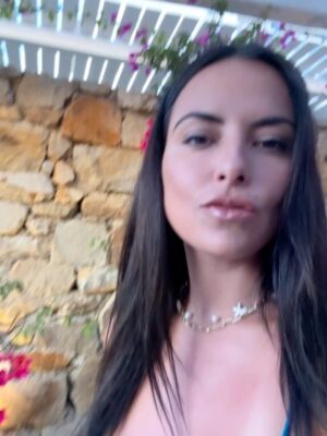 Julieta Grajales Instagram - Grecia: Susurro eterno de las diosas….

Desde niña, sentí una atracción profunda por dos diosas que parecían completamente opuestas: Atenea y Afrodita. Una era la diosa de la sabiduría, la estrategia, el pensamiento claro. La otra, del amor, el deseo, la belleza indomable.
Atenea me enseñó a pensar con firmeza, a moverme con propósito, a confiar en mi mente afilada como una lanza.
Afrodita me enseñó a habitar mi cuerpo con placer, a expresar el arte de sentir, a conectar con la belleza que no necesita explicación.…. Que delicia caminar por un país lleno de historia, belleza, arte y mucha imaginación mía. ❤️🇬🇷

#Athenas #Afrodita #Mykonos #Greece