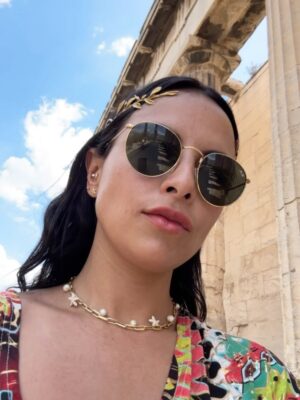 Julieta Grajales Instagram - Grecia: Susurro eterno de las diosas….

Desde niña, sentí una atracción profunda por dos diosas que parecían completamente opuestas: Atenea y Afrodita. Una era la diosa de la sabiduría, la estrategia, el pensamiento claro. La otra, del amor, el deseo, la belleza indomable.
Atenea me enseñó a pensar con firmeza, a moverme con propósito, a confiar en mi mente afilada como una lanza.
Afrodita me enseñó a habitar mi cuerpo con placer, a expresar el arte de sentir, a conectar con la belleza que no necesita explicación.…. Que delicia caminar por un país lleno de historia, belleza, arte y mucha imaginación mía. ❤️🇬🇷

#Athenas #Afrodita #Mykonos #Greece