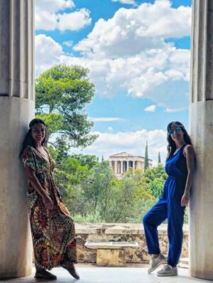 Julieta Grajales Instagram - Grecia: Susurro eterno de las diosas….
Desde niña, sentí una atracción profunda por dos diosas que parecían completamente opuestas: Atenea y Afrodita. Una era la diosa de la sabiduría, la estrategia, el pensamiento claro. La otra, del amor, el deseo, la belleza indomable.
Atenea me enseñó a pensar con firmeza, a moverme con propósito, a confiar en mi mente afilada como una lanza.
Afrodita me enseñó a habitar mi cuerpo con placer, a expresar el arte de sentir, a conectar con la belleza que no necesita explicación.…. Que delicia caminar por un país lleno de historia, belleza, arte y mucha imaginación mía. ❤️🇬🇷
#Athenas #Afrodita #Mykonos #Greece