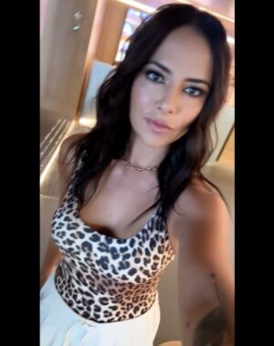 Julieta Grajales Instagram - Cambios, muchas transformaciones. Antes que la vida me obligue a salir de mi zona de confort lo hago yo de una u otra manera, a pesar que soy una amante de los placeres, siempre me pongo en lugares que me retan e inevitablemente siempre soy otra. Survivor sin duda me llevó a un viaje interno de agradecimiento y de saberme que batallas merece la pena luchar y cuales soltar.  Me encanta este juego de la vida en el que sin duda nunca dejas de aprender de todos y de ti mism@.🪬✨ 
Ahhh mañana no se pierdan la @laresolana 📺✨ por @aztecauno
