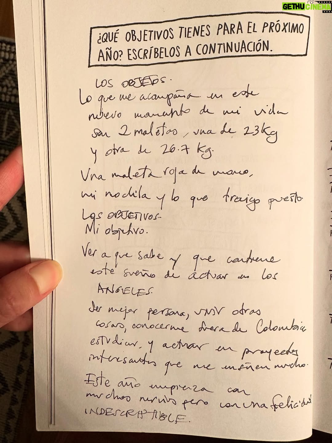 Julieth Restrepo - 10.5K Likes - 10 AÑOS EN LA!!!… 🥳🥳🥳 Felices 10 años para mí de crecer, de aprender, de reír, de llorar, de caerme… pero sobre todo de levantarme. 
Vengan les comparto un pedacito de lo que ha sido esto. 
1. Mis primeras fotos en LA para buscar trabajo como actriz.
2. Uno de esos meses duros en los que era difícil encontrar el norte y yo andaba recién llegada.
3. 2024 en mi primer after party de unos premios todos elegantes en Hollywood.
4. El recordatorio constante: NUNCA RENDIRSE.
5. Unas fotos que por siempre amaré de @andresoyuela justo antes de mudarme a LA.
6. Más de las primeras fotos para buscar trabajo. 
7. Yo de 6 años sin tener idea de lo que estaría haciendo muchos años después. Esa niña interior me sigue sonriendo y animando muchas veces cuando estoy perdida. 
8. Una de las tantas audiciones que no me he ganado en LA pero que me han preparado para las que (años después) SI me gané.
9. Premier en esa inolvidable noche del 2018 de Loving Pablo en Hollywood y al otro día a niñeriar. Les quedó debiendo las fotos de las niñas hermosas que cuidaba en esa época. 
10. Mi familia. El regalo mas lindo que me ha dado Los Angeles.
11. Mi bebé. Lucía. El regalo más lindo que me han dado @szuleta y la vida.
12. La fecha quedó plasmada en el diario que empecé a escribir ese 6 de Agosto cuando salí de Bogotá a vivir en LA.
13. Estos recuerdos me llenan los ojos de lágrimas y de orgullo y la letra que salió con el susto no le hace justicia a la que hacía cuando vendía cartas de amor en el colegio.
14. Eso que llaman incertidumbre y la adrenalina de saltar al vacío. Un salto que no cambiaría por nada.
15. Ser actriz en Estados Unidos. Si… se me vuelven a llenar de lágrimas los ojos. 

Si, se siente muy lindo hacer sueños realidad, y lo más lindo es que aquí seguimos. GRACIAS siempre a quienes le leen, me acompañan, me animan cerca o desde la distancia. En este camino de soñadores nos damos la mano y seguimos inspirándonos entre todo@s. Yo sigo aquí porque también soy el resultado de es@s que se han lanzado y me han demostrado que si es posible.

Agosto 6.2015/2025