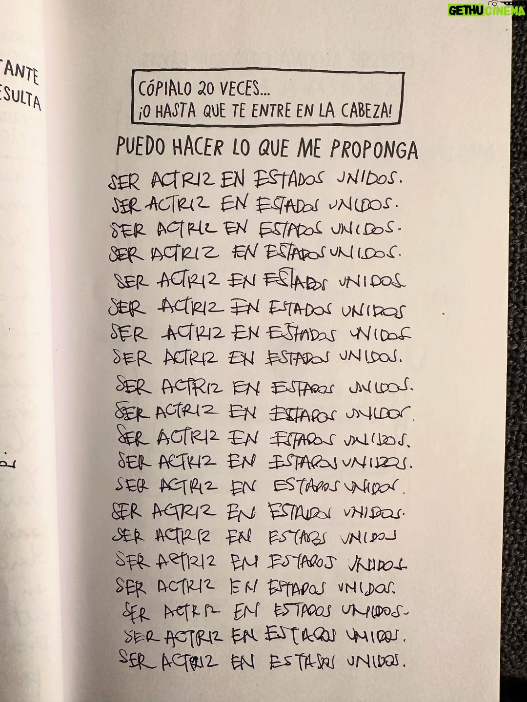 Julieth Restrepo - 10.5K Likes - 10 AÑOS EN LA!!!… 🥳🥳🥳 Felices 10 años para mí de crecer, de aprender, de reír, de llorar, de caerme… pero sobre todo de levantarme. 
Vengan les comparto un pedacito de lo que ha sido esto. 
1. Mis primeras fotos en LA para buscar trabajo como actriz.
2. Uno de esos meses duros en los que era difícil encontrar el norte y yo andaba recién llegada.
3. 2024 en mi primer after party de unos premios todos elegantes en Hollywood.
4. El recordatorio constante: NUNCA RENDIRSE.
5. Unas fotos que por siempre amaré de @andresoyuela justo antes de mudarme a LA.
6. Más de las primeras fotos para buscar trabajo. 
7. Yo de 6 años sin tener idea de lo que estaría haciendo muchos años después. Esa niña interior me sigue sonriendo y animando muchas veces cuando estoy perdida. 
8. Una de las tantas audiciones que no me he ganado en LA pero que me han preparado para las que (años después) SI me gané.
9. Premier en esa inolvidable noche del 2018 de Loving Pablo en Hollywood y al otro día a niñeriar. Les quedó debiendo las fotos de las niñas hermosas que cuidaba en esa época. 
10. Mi familia. El regalo mas lindo que me ha dado Los Angeles.
11. Mi bebé. Lucía. El regalo más lindo que me han dado @szuleta y la vida.
12. La fecha quedó plasmada en el diario que empecé a escribir ese 6 de Agosto cuando salí de Bogotá a vivir en LA.
13. Estos recuerdos me llenan los ojos de lágrimas y de orgullo y la letra que salió con el susto no le hace justicia a la que hacía cuando vendía cartas de amor en el colegio.
14. Eso que llaman incertidumbre y la adrenalina de saltar al vacío. Un salto que no cambiaría por nada.
15. Ser actriz en Estados Unidos. Si… se me vuelven a llenar de lágrimas los ojos. 

Si, se siente muy lindo hacer sueños realidad, y lo más lindo es que aquí seguimos. GRACIAS siempre a quienes le leen, me acompañan, me animan cerca o desde la distancia. En este camino de soñadores nos damos la mano y seguimos inspirándonos entre todo@s. Yo sigo aquí porque también soy el resultado de es@s que se han lanzado y me han demostrado que si es posible.

Agosto 6.2015/2025