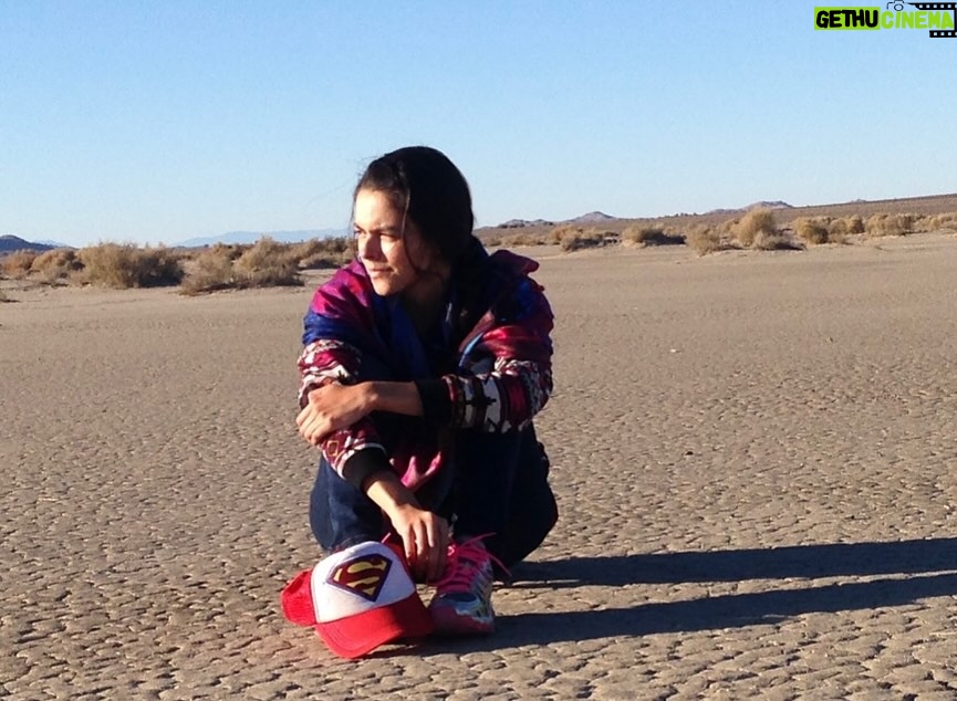 Julieth Restrepo - 10.5K Likes - 10 AÑOS EN LA!!!… 🥳🥳🥳 Felices 10 años para mí de crecer, de aprender, de reír, de llorar, de caerme… pero sobre todo de levantarme. 
Vengan les comparto un pedacito de lo que ha sido esto. 
1. Mis primeras fotos en LA para buscar trabajo como actriz.
2. Uno de esos meses duros en los que era difícil encontrar el norte y yo andaba recién llegada.
3. 2024 en mi primer after party de unos premios todos elegantes en Hollywood.
4. El recordatorio constante: NUNCA RENDIRSE.
5. Unas fotos que por siempre amaré de @andresoyuela justo antes de mudarme a LA.
6. Más de las primeras fotos para buscar trabajo. 
7. Yo de 6 años sin tener idea de lo que estaría haciendo muchos años después. Esa niña interior me sigue sonriendo y animando muchas veces cuando estoy perdida. 
8. Una de las tantas audiciones que no me he ganado en LA pero que me han preparado para las que (años después) SI me gané.
9. Premier en esa inolvidable noche del 2018 de Loving Pablo en Hollywood y al otro día a niñeriar. Les quedó debiendo las fotos de las niñas hermosas que cuidaba en esa época. 
10. Mi familia. El regalo mas lindo que me ha dado Los Angeles.
11. Mi bebé. Lucía. El regalo más lindo que me han dado @szuleta y la vida.
12. La fecha quedó plasmada en el diario que empecé a escribir ese 6 de Agosto cuando salí de Bogotá a vivir en LA.
13. Estos recuerdos me llenan los ojos de lágrimas y de orgullo y la letra que salió con el susto no le hace justicia a la que hacía cuando vendía cartas de amor en el colegio.
14. Eso que llaman incertidumbre y la adrenalina de saltar al vacío. Un salto que no cambiaría por nada.
15. Ser actriz en Estados Unidos. Si… se me vuelven a llenar de lágrimas los ojos. 

Si, se siente muy lindo hacer sueños realidad, y lo más lindo es que aquí seguimos. GRACIAS siempre a quienes le leen, me acompañan, me animan cerca o desde la distancia. En este camino de soñadores nos damos la mano y seguimos inspirándonos entre todo@s. Yo sigo aquí porque también soy el resultado de es@s que se han lanzado y me han demostrado que si es posible.

Agosto 6.2015/2025