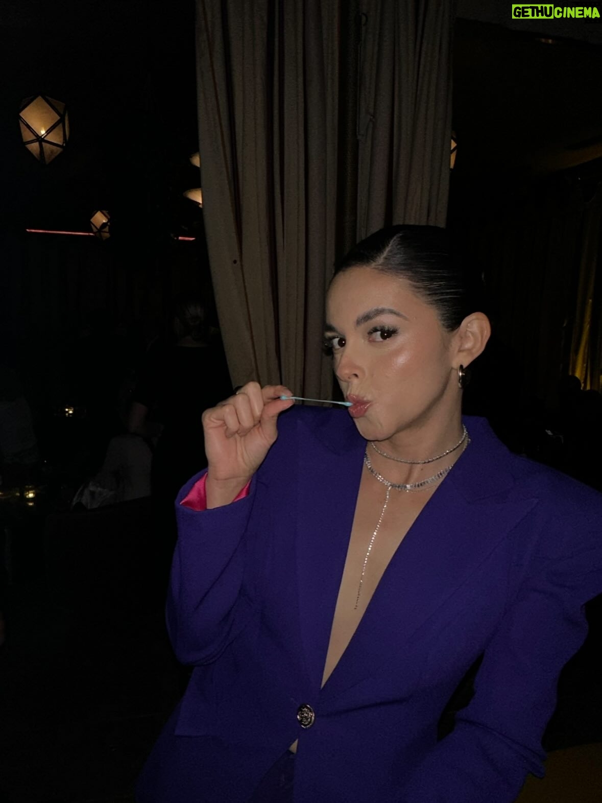 Julieth Restrepo - 10.5K Likes - 10 AÑOS EN LA!!!… 🥳🥳🥳 Felices 10 años para mí de crecer, de aprender, de reír, de llorar, de caerme… pero sobre todo de levantarme. 
Vengan les comparto un pedacito de lo que ha sido esto. 
1. Mis primeras fotos en LA para buscar trabajo como actriz.
2. Uno de esos meses duros en los que era difícil encontrar el norte y yo andaba recién llegada.
3. 2024 en mi primer after party de unos premios todos elegantes en Hollywood.
4. El recordatorio constante: NUNCA RENDIRSE.
5. Unas fotos que por siempre amaré de @andresoyuela justo antes de mudarme a LA.
6. Más de las primeras fotos para buscar trabajo. 
7. Yo de 6 años sin tener idea de lo que estaría haciendo muchos años después. Esa niña interior me sigue sonriendo y animando muchas veces cuando estoy perdida. 
8. Una de las tantas audiciones que no me he ganado en LA pero que me han preparado para las que (años después) SI me gané.
9. Premier en esa inolvidable noche del 2018 de Loving Pablo en Hollywood y al otro día a niñeriar. Les quedó debiendo las fotos de las niñas hermosas que cuidaba en esa época. 
10. Mi familia. El regalo mas lindo que me ha dado Los Angeles.
11. Mi bebé. Lucía. El regalo más lindo que me han dado @szuleta y la vida.
12. La fecha quedó plasmada en el diario que empecé a escribir ese 6 de Agosto cuando salí de Bogotá a vivir en LA.
13. Estos recuerdos me llenan los ojos de lágrimas y de orgullo y la letra que salió con el susto no le hace justicia a la que hacía cuando vendía cartas de amor en el colegio.
14. Eso que llaman incertidumbre y la adrenalina de saltar al vacío. Un salto que no cambiaría por nada.
15. Ser actriz en Estados Unidos. Si… se me vuelven a llenar de lágrimas los ojos. 

Si, se siente muy lindo hacer sueños realidad, y lo más lindo es que aquí seguimos. GRACIAS siempre a quienes le leen, me acompañan, me animan cerca o desde la distancia. En este camino de soñadores nos damos la mano y seguimos inspirándonos entre todo@s. Yo sigo aquí porque también soy el resultado de es@s que se han lanzado y me han demostrado que si es posible.

Agosto 6.2015/2025