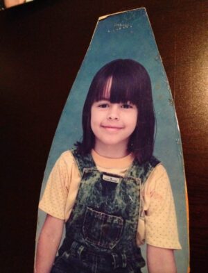 Julieth Restrepo Instagram - 10 AÑOS EN LA!!!… 🥳🥳🥳 Felices 10 años para mí de crecer, de aprender, de reír, de llorar, de caerme… pero sobre todo de levantarme. 
Vengan les comparto un pedacito de lo que ha sido esto. 
1. Mis primeras fotos en LA para buscar trabajo como actriz.
2. Uno de esos meses duros en los que era difícil encontrar el norte y yo andaba recién llegada.
3. 2024 en mi primer after party de unos premios todos elegantes en Hollywood.
4. El recordatorio constante: NUNCA RENDIRSE.
5. Unas fotos que por siempre amaré de @andresoyuela justo antes de mudarme a LA.
6. Más de las primeras fotos para buscar trabajo. 
7. Yo de 6 años sin tener idea de lo que estaría haciendo muchos años después. Esa niña interior me sigue sonriendo y animando muchas veces cuando estoy perdida. 
8. Una de las tantas audiciones que no me he ganado en LA pero que me han preparado para las que (años después) SI me gané.
9. Premier en esa inolvidable noche del 2018 de Loving Pablo en Hollywood y al otro día a niñeriar. Les quedó debiendo las fotos de las niñas hermosas que cuidaba en esa época. 
10. Mi familia. El regalo mas lindo que me ha dado Los Angeles.
11. Mi bebé. Lucía. El regalo más lindo que me han dado @szuleta y la vida.
12. La fecha quedó plasmada en el diario que empecé a escribir ese 6 de Agosto cuando salí de Bogotá a vivir en LA.
13. Estos recuerdos me llenan los ojos de lágrimas y de orgullo y la letra que salió con el susto no le hace justicia a la que hacía cuando vendía cartas de amor en el colegio.
14. Eso que llaman incertidumbre y la adrenalina de saltar al vacío. Un salto que no cambiaría por nada.
15. Ser actriz en Estados Unidos. Si… se me vuelven a llenar de lágrimas los ojos. 

Si, se siente muy lindo hacer sueños realidad, y lo más lindo es que aquí seguimos. GRACIAS siempre a quienes le leen, me acompañan, me animan cerca o desde la distancia. En este camino de soñadores nos damos la mano y seguimos inspirándonos entre todo@s. Yo sigo aquí porque también soy el resultado de es@s que se han lanzado y me han demostrado que si es posible.

Agosto 6.2015/2025