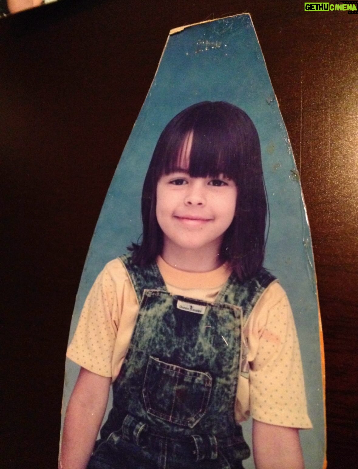 Julieth Restrepo - 10.5K Likes - 10 AÑOS EN LA!!!… 🥳🥳🥳 Felices 10 años para mí de crecer, de aprender, de reír, de llorar, de caerme… pero sobre todo de levantarme. 
Vengan les comparto un pedacito de lo que ha sido esto. 
1. Mis primeras fotos en LA para buscar trabajo como actriz.
2. Uno de esos meses duros en los que era difícil encontrar el norte y yo andaba recién llegada.
3. 2024 en mi primer after party de unos premios todos elegantes en Hollywood.
4. El recordatorio constante: NUNCA RENDIRSE.
5. Unas fotos que por siempre amaré de @andresoyuela justo antes de mudarme a LA.
6. Más de las primeras fotos para buscar trabajo. 
7. Yo de 6 años sin tener idea de lo que estaría haciendo muchos años después. Esa niña interior me sigue sonriendo y animando muchas veces cuando estoy perdida. 
8. Una de las tantas audiciones que no me he ganado en LA pero que me han preparado para las que (años después) SI me gané.
9. Premier en esa inolvidable noche del 2018 de Loving Pablo en Hollywood y al otro día a niñeriar. Les quedó debiendo las fotos de las niñas hermosas que cuidaba en esa época. 
10. Mi familia. El regalo mas lindo que me ha dado Los Angeles.
11. Mi bebé. Lucía. El regalo más lindo que me han dado @szuleta y la vida.
12. La fecha quedó plasmada en el diario que empecé a escribir ese 6 de Agosto cuando salí de Bogotá a vivir en LA.
13. Estos recuerdos me llenan los ojos de lágrimas y de orgullo y la letra que salió con el susto no le hace justicia a la que hacía cuando vendía cartas de amor en el colegio.
14. Eso que llaman incertidumbre y la adrenalina de saltar al vacío. Un salto que no cambiaría por nada.
15. Ser actriz en Estados Unidos. Si… se me vuelven a llenar de lágrimas los ojos. 

Si, se siente muy lindo hacer sueños realidad, y lo más lindo es que aquí seguimos. GRACIAS siempre a quienes le leen, me acompañan, me animan cerca o desde la distancia. En este camino de soñadores nos damos la mano y seguimos inspirándonos entre todo@s. Yo sigo aquí porque también soy el resultado de es@s que se han lanzado y me han demostrado que si es posible.

Agosto 6.2015/2025