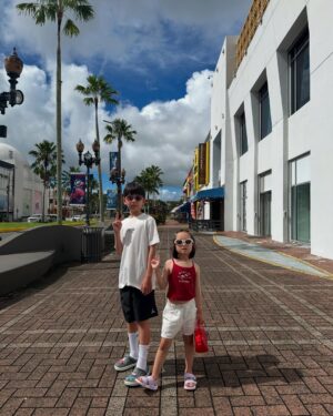 Jung Kyoung-mi Instagram - 휴가🏖️

바쁜 엄마아빠덕에 여름 물놀이를 못갔네

방학 끝나기전에 후다닥 댕겨오기.

관광, 공연 뭐 이런거 없음 

5일내내 바닷가……………

즐거웠습니다! 

주니지니네 여름휴가 끝!