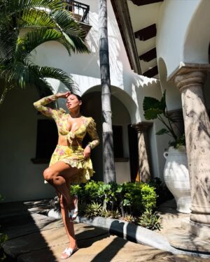 Jurnee Smollett Instagram - Thank you all for the lovely birthday messages. I feel so loved! Thanks to @airbnb, my family and I finally made it out of the group chat and celebrated in Cabo, making unforgettable memories! They treated us to a stunning home and delicious private Chef Service for my bday dinner.
We shared a lot of firsts as a family:
-First time driving a golf cart āļø
-First time trying rattlesnake tequila (with my mom) ...she was not a fan āļø
-First time doing shots with my mother (she hated itš¤Ŗ) āļø
-First time going to the beach with my mother as adult āļø( she hates sand and doesnāt swim haha but enjoyed herself this time)
