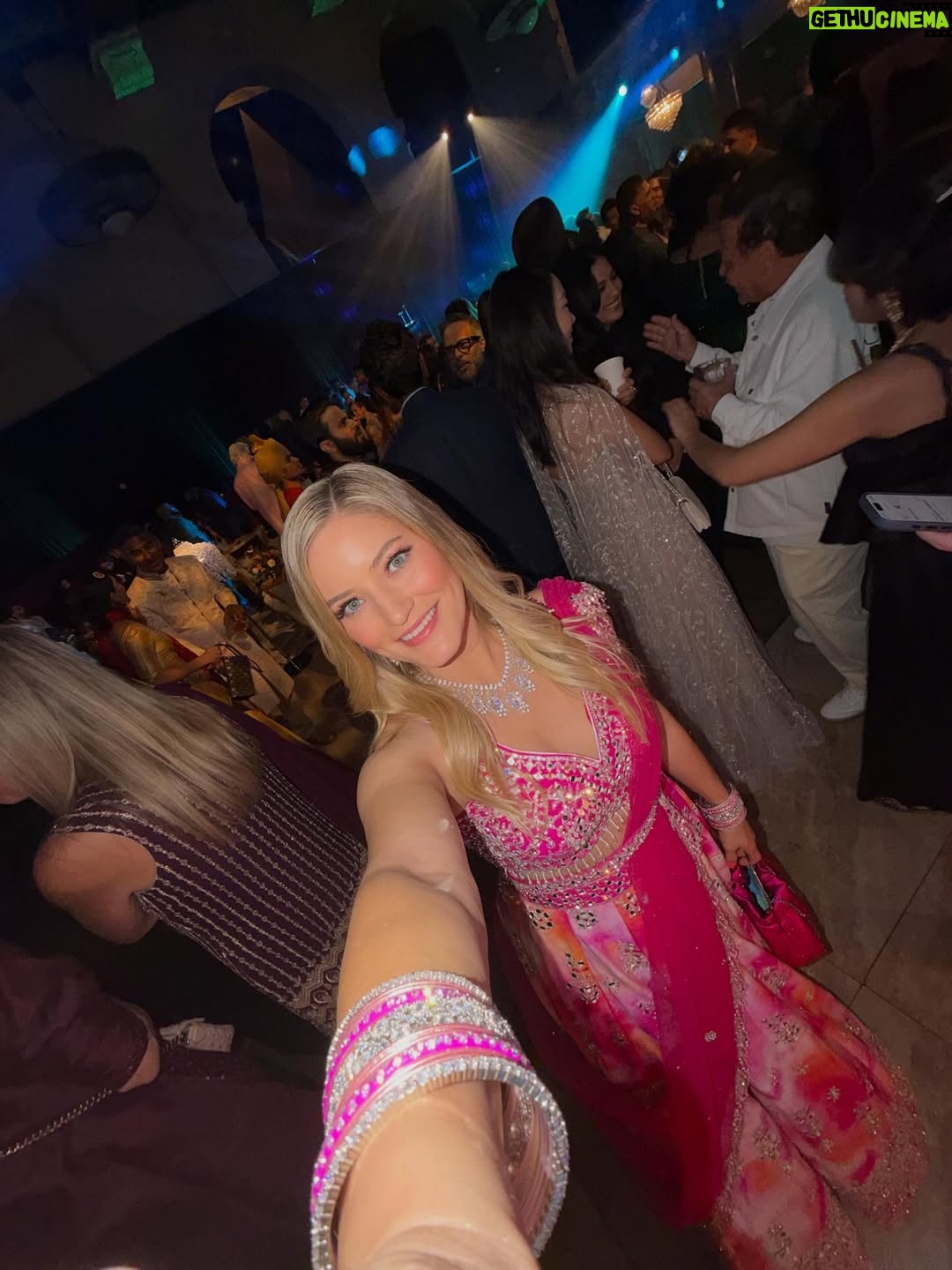 Justine Ezarik - 26.6K Likes - Happy Diwali! I had the best time this weekend at @lilly’s Love & Light party! Such a magical time with lots of friends, food, dancing and great vibes ✨ Thanks for the amazing event @lilly!! 🫶🏻

📸 @reelinitiative