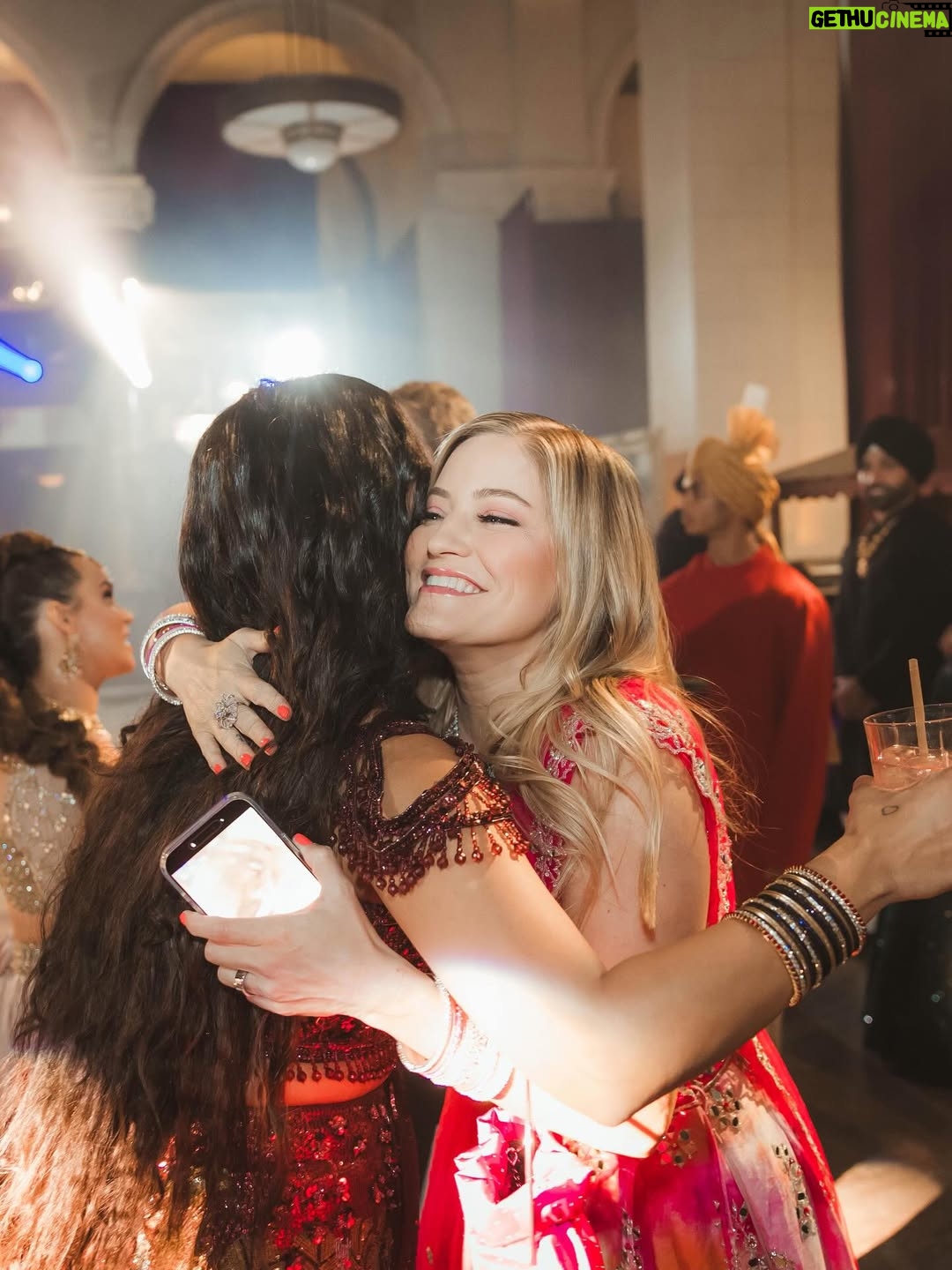 Justine Ezarik - 26.6K Likes - Happy Diwali! I had the best time this weekend at @lilly’s Love & Light party! Such a magical time with lots of friends, food, dancing and great vibes ✨ Thanks for the amazing event @lilly!! 🫶🏻

📸 @reelinitiative