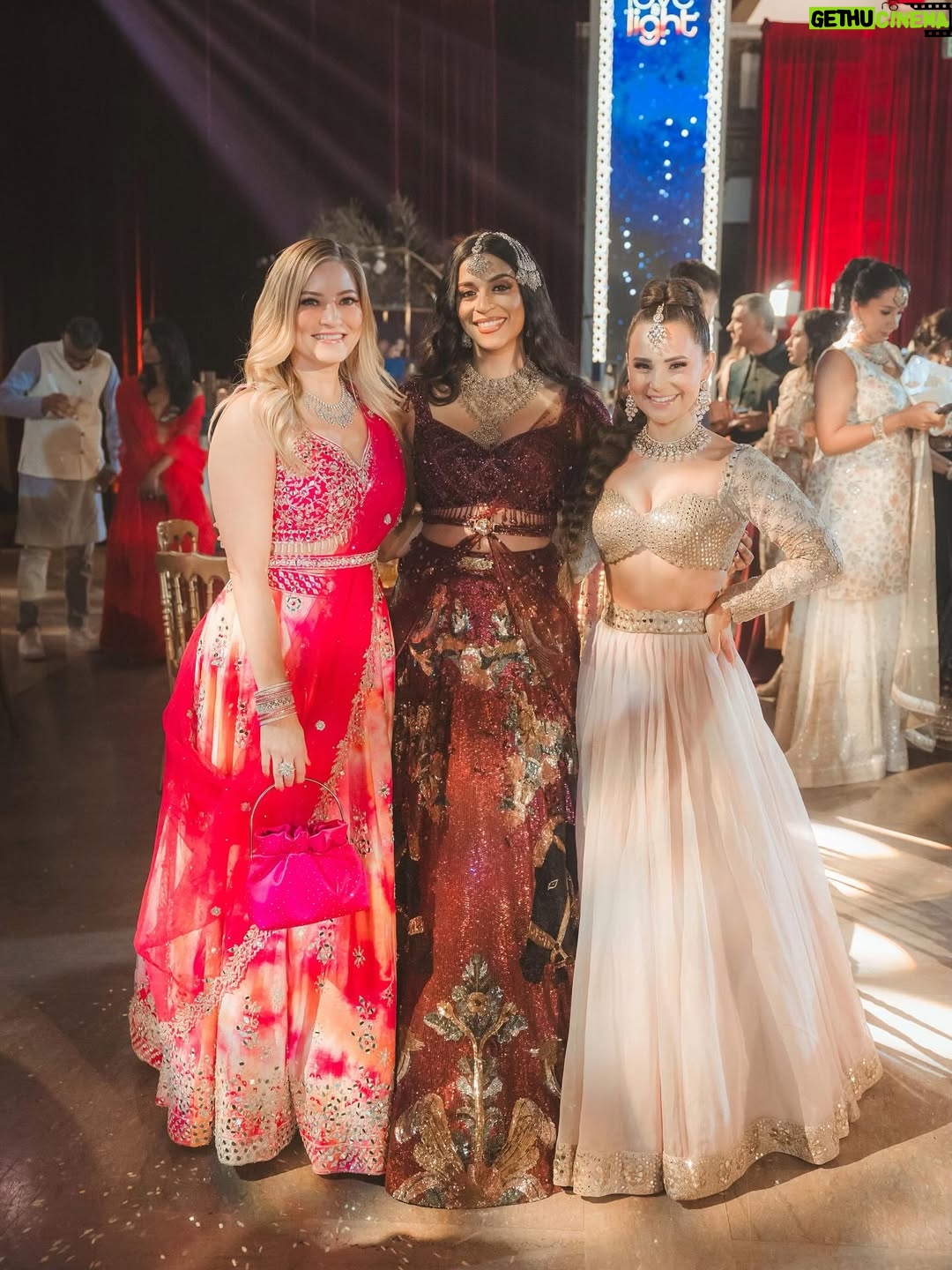 Justine Ezarik - 26.6K Likes - Happy Diwali! I had the best time this weekend at @lilly’s Love & Light party! Such a magical time with lots of friends, food, dancing and great vibes ✨ Thanks for the amazing event @lilly!! 🫶🏻

📸 @reelinitiative