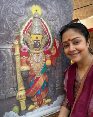 Jyothika Instagram - Blessed to have visited the sacred Shakti peethas of Kolhapur Mahalakshmi and Kamakhya during the auspicious new year !
Starting my next film… I thank you for your love and blessings always.🙏😇