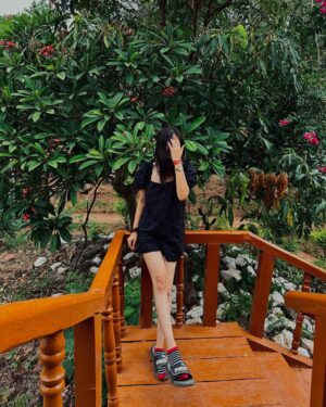 Kairavi Dayal Instagram - Slippers twice my size? Yessir.