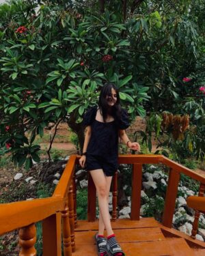 Kairavi Dayal Instagram - Slippers twice my size? Yessir.