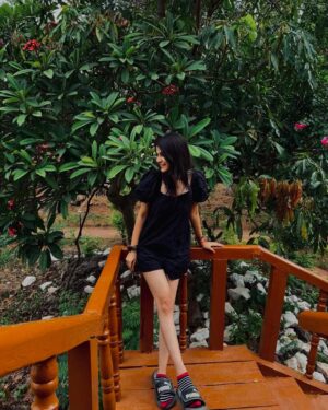 Kairavi Dayal Instagram - Slippers twice my size? Yessir.