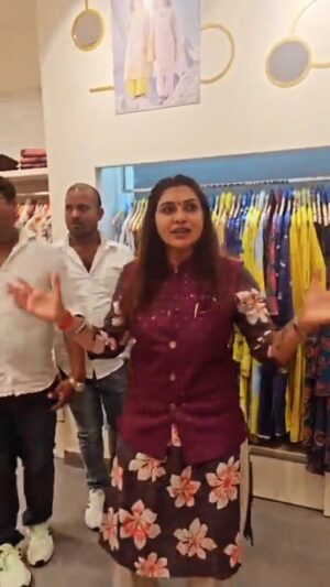 Kajal Nishad Instagram - रवि किशन झूठ बोल रहे हैं या दुकानदार सच बोल रहे हैं?? चलिए बाज़ार में देखते हैं 🙏 
@kajal_nishad #trending #virelvideo #virelpost