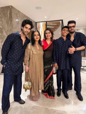 Kajol Instagram - Life is a cycle. Day before was Diwali and was the beginning of something and the end of something else. All we can say is that life is all about family and all about love. Om shanti shanti to one and all🙏
#HappyNewYear