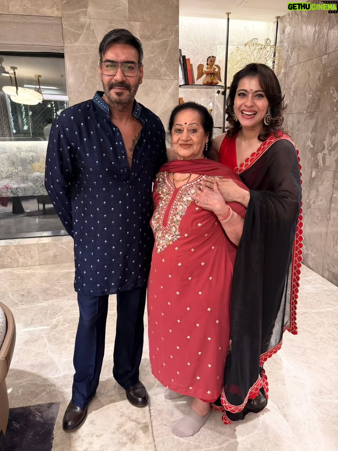 Kajol - 1.3 Million Likes - Life is a cycle. Day before was Diwali and was the beginning of something and the end of something else. All we can say is that life is all about family and all about love. Om shanti shanti to one and all🙏
#HappyNewYear