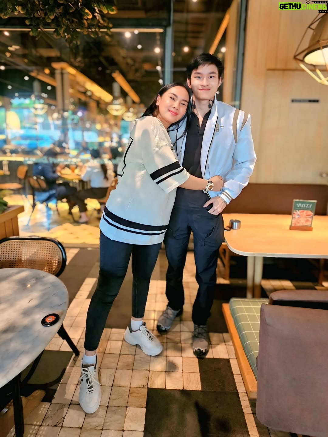 Kalina Ocktaranny - 107.8K Likes - Birthday lunch with donatur @estelersultanmamakalina 🥰🤗

#MomAndSon 

❤️
Mama
