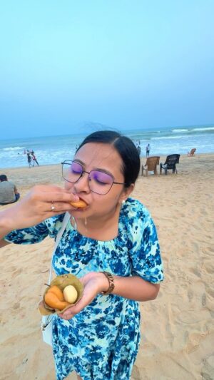 Kamalika Dey Instagram - Puri r sea beach e ese ei misti kheyecho? š