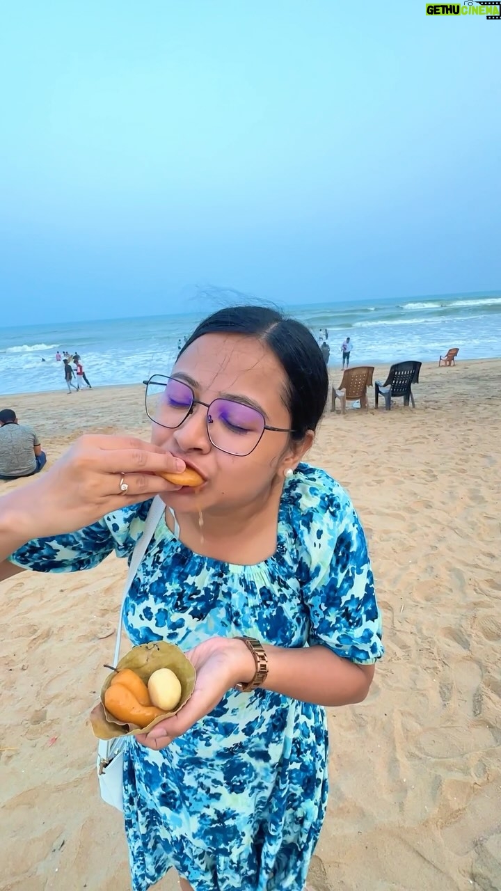 Kamalika Dey - 8.1K Likes - Puri r sea beach e ese ei misti kheyecho? 😃