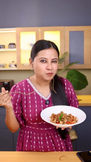 Kamalika Dey Instagram - Eta chowmin noi, eta holo Pasta. Desi Soya Speghetti š
Ajkal akdom rannabanna professional chef der moton korchi. Tai ajke baniechilam akta unique recipe. Emani Healthy and Tasty Soya Badi die ei fusion recipe try koro tomrao.
#emamihealthyandtasty #emamihealthyandtastysoyabadi
#5kadum
#5kadumsoyabadi
#soyabadimane5kadum