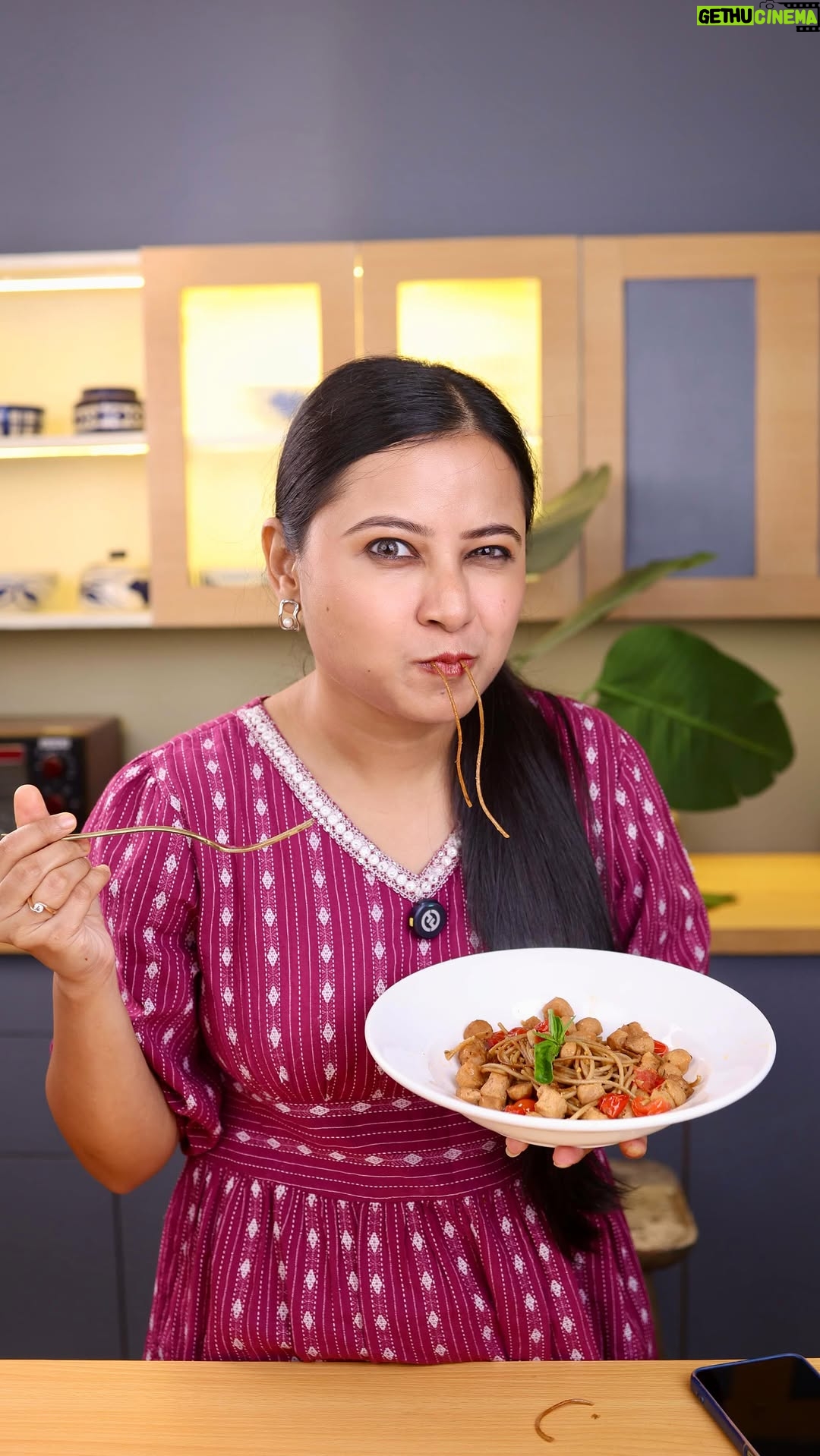 Kamalika Dey - 2.9K Likes - Eta chowmin noi, eta holo Pasta. Desi Soya Speghetti 😍
Ajkal akdom rannabanna professional chef der moton korchi. Tai ajke baniechilam akta unique recipe. Emani Healthy and Tasty Soya Badi die ei fusion recipe try koro tomrao.

#emamihealthyandtasty #emamihealthyandtastysoyabadi
#5kadum 
#5kadumsoyabadi 
#soyabadimane5kadum