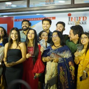 Kamalika Dey Instagram - Received the āMost Popular Digital Creatorā award from Twinkel Khanna ā¤ļø and Aman Yatan Verma. Thanks @inifdsaltlakekolkata .
Wearing @goindrilaofficial
Makeover @swagatas_makeup_mantra