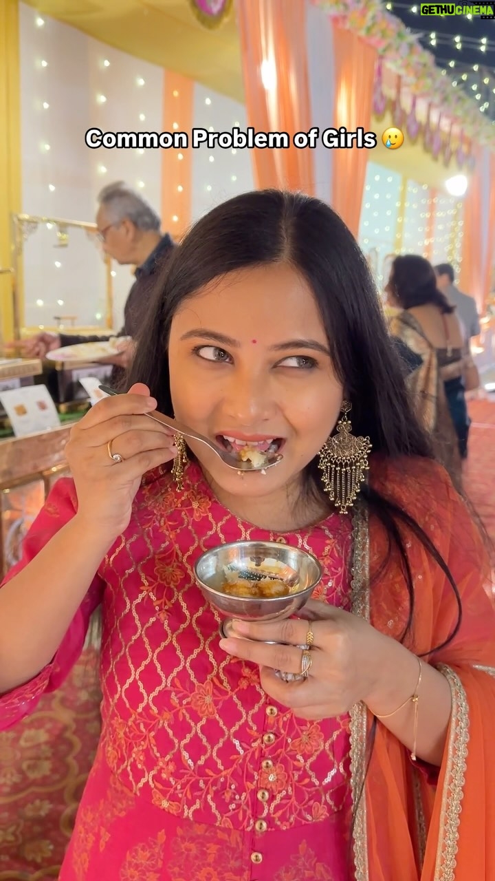 Kamalika Dey - 22.3K Likes - Jah Lipstick 😰Only Girls can relate 🫠 right?
.
#funny #viralreels #foodyybangali