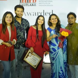 Kamalika Dey Instagram - Received the āMost Popular Digital Creatorā award from Twinkel Khanna ā¤ļø and Aman Yatan Verma. Thanks @inifdsaltlakekolkata .
Wearing @goindrilaofficial
Makeover @swagatas_makeup_mantra
