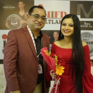 Kamalika Dey Instagram - Received the āMost Popular Digital Creatorā award from Twinkel Khanna ā¤ļø and Aman Yatan Verma. Thanks @inifdsaltlakekolkata .
Wearing @goindrilaofficial
Makeover @swagatas_makeup_mantra