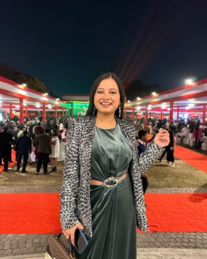 Kamalika Dey Instagram - Jar design kora dress puro Bollywood theke Hollywood e chole š Thrilled to meet the iconic @sabyasachiofficial on New Yearās Eve! ā¤ļø Cheers to a brand New Year and a blank page waiting to be filled! May this year be your most epic one yet!
.
#newyearvibes #happynewyear #welcome2025