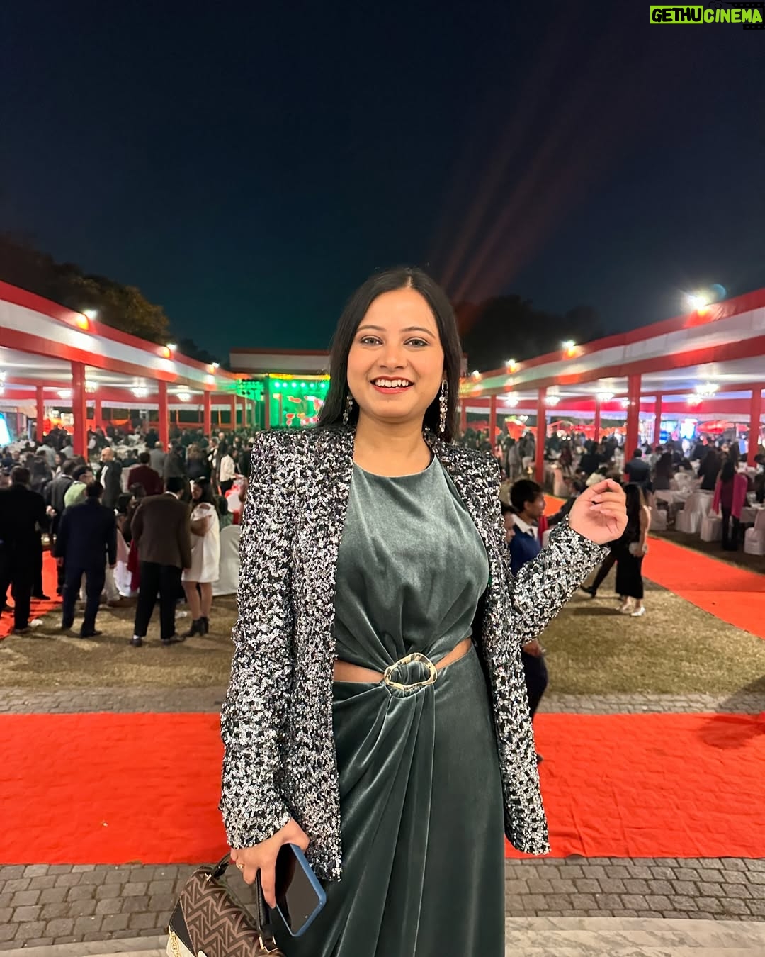 Kamalika Dey - 2.9K Likes - Jar design kora dress puro Bollywood theke Hollywood e chole 😍 Thrilled to meet the iconic @sabyasachiofficial on New Year’s Eve! ❤️ Cheers to a brand New Year and a blank page waiting to be filled! May this year be your most epic one yet! 
.
#newyearvibes #happynewyear #welcome2025
