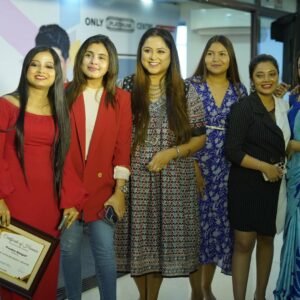 Kamalika Dey Instagram - Received the āMost Popular Digital Creatorā award from Twinkel Khanna ā¤ļø and Aman Yatan Verma. Thanks @inifdsaltlakekolkata .
Wearing @goindrilaofficial
Makeover @swagatas_makeup_mantra
