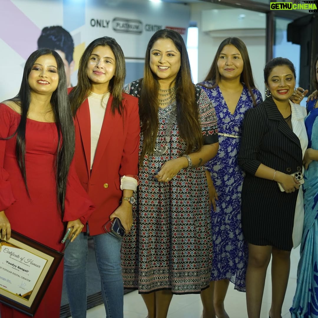 Kamalika Dey - 6K Likes - Received the ‘Most Popular Digital Creator’ award from Twinkel Khanna ❤️ and Aman Yatan Verma. Thanks @inifdsaltlakekolkata .
Wearing @goindrilaofficial
Makeover @swagatas_makeup_mantra