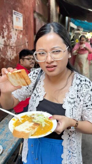 Kamalika Dey Instagram - Ghugni te Chul (Hair/ Baal) š¤®pelam Dacres Lane e Chitto babur dokan e š°š±
#kolkatastreetfood #dacreslane #viral #foodyybangali #streetfood