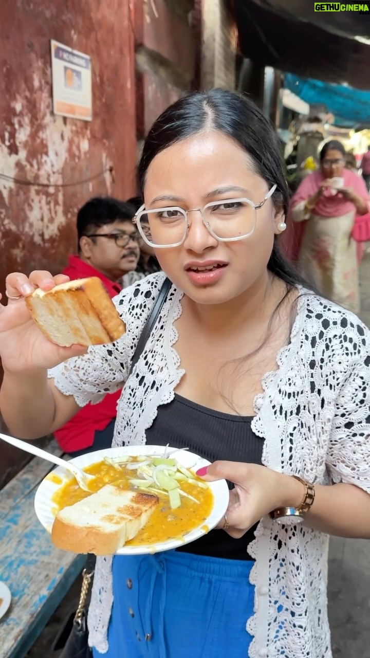 Kamalika Dey - 10.6K Likes - Ghugni te Chul (Hair/ Baal) 🤮pelam Dacres Lane e Chitto babur dokan e 😰😱 
#kolkatastreetfood #dacreslane #viral #foodyybangali #streetfood
