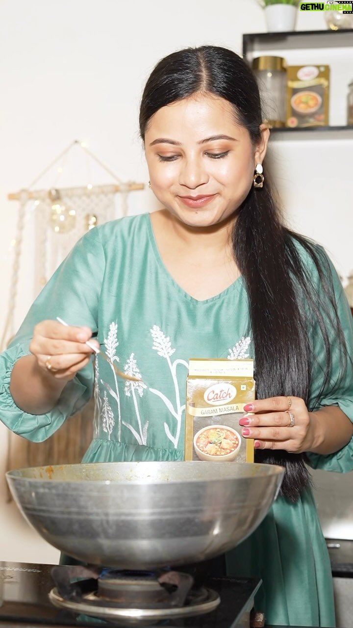 Kamalika Dey - 4.1K Likes - Mutton tao abar Veg? 😱 
Ajke gach patha, mane Echor er dalna recipe tomader sathe share korbo. Jeta khele tomra mutton vebe guliye felte paro.
🔥 Catch Ka Garam Masala nahi toh khana thanda!❤️ Kyunki khana sirf khana nahi hota… zindagi mein swaad lana bhi hota hai.  @catch_foods 

#KyunkiKhanaSirfKhanaNahiHota #CatchFoods #CatchGaramMasala #GaramMasala