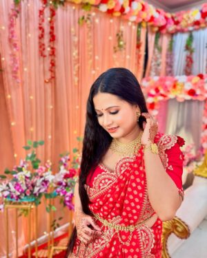 Kamalika Dey Instagram - Biyebarir Look ā¤ļøā¤ļø
Saree: @goindrilaofficial
Blouse: @lilyscollection2023
Makeover: @sahapayelsaha
Jewellery: @sencogoldanddiamonds
.
#saree #red #biyebari #wedding